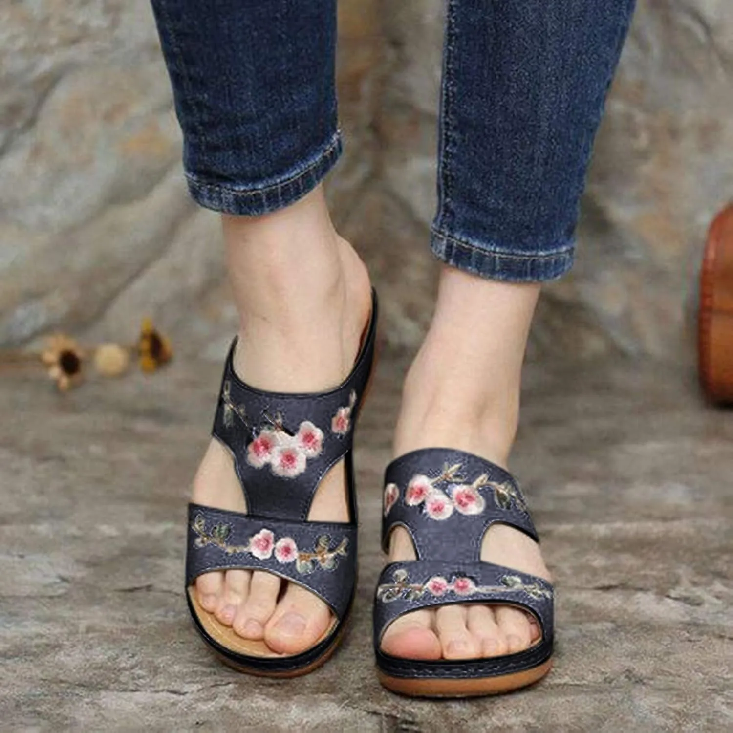 Slip on Sandals for Women Comfortable Casual Flower Embroidery Wedge Platform Slipper Summer Hollow Breathable Open Toe Platform Beach Shoes